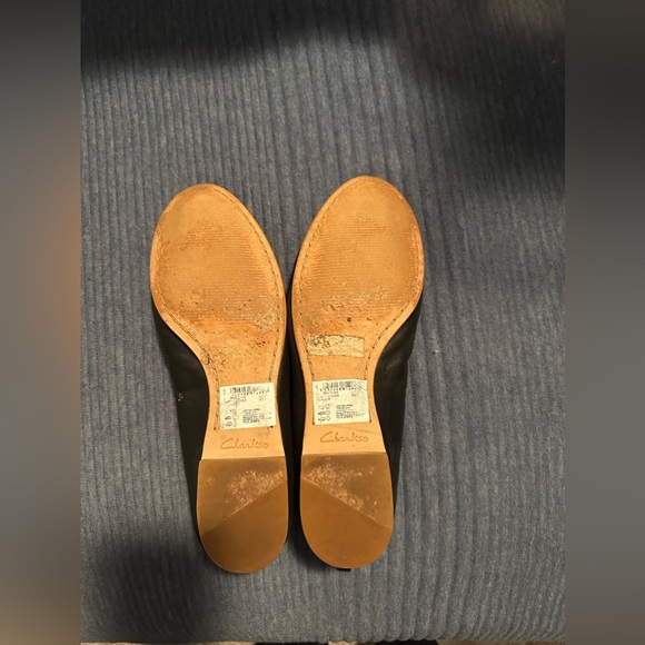 Clark’s slip on black flats - Picture 3 of 6